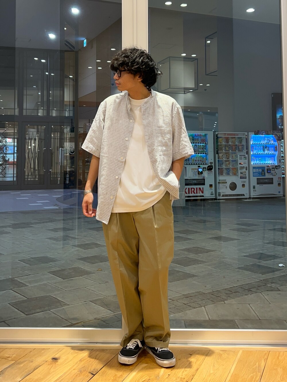 ホワイト系のTシャツ/カットソー、ホワイト系のシャツ/ブラウス、ベージュ系のその他パンツを着用したメンズの夏コーディネートの2枚目の写真
