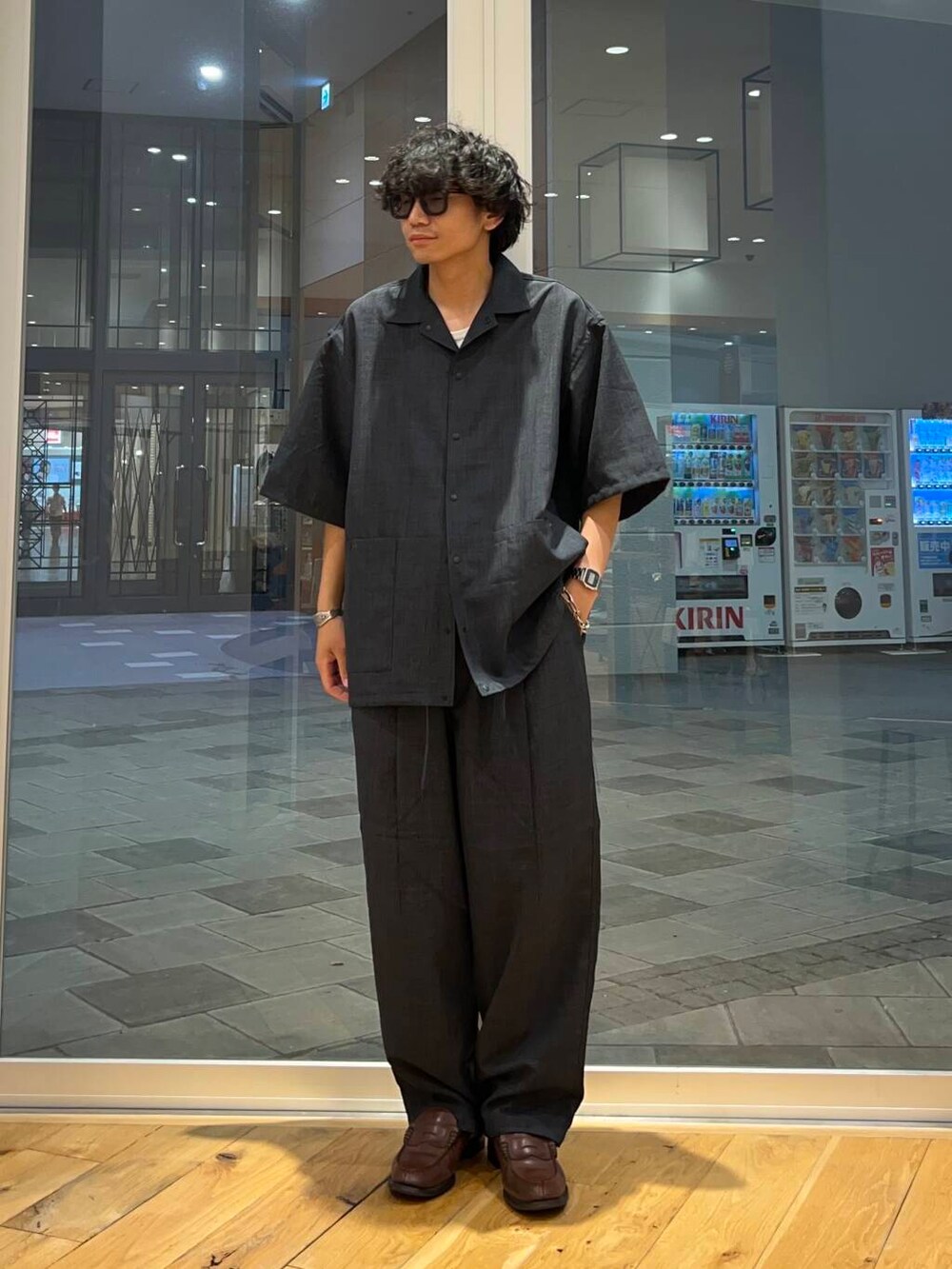 グレー系のその他パンツ、グレー系のシャツ/ブラウスを着用したメンズの夏コーディネートの3枚目の写真