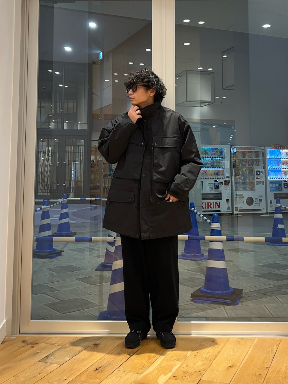 ブルー系のシャツ/ブラウス、ブラック系のその他アウターを着用したメンズの冬コーディネートの2枚目の写真