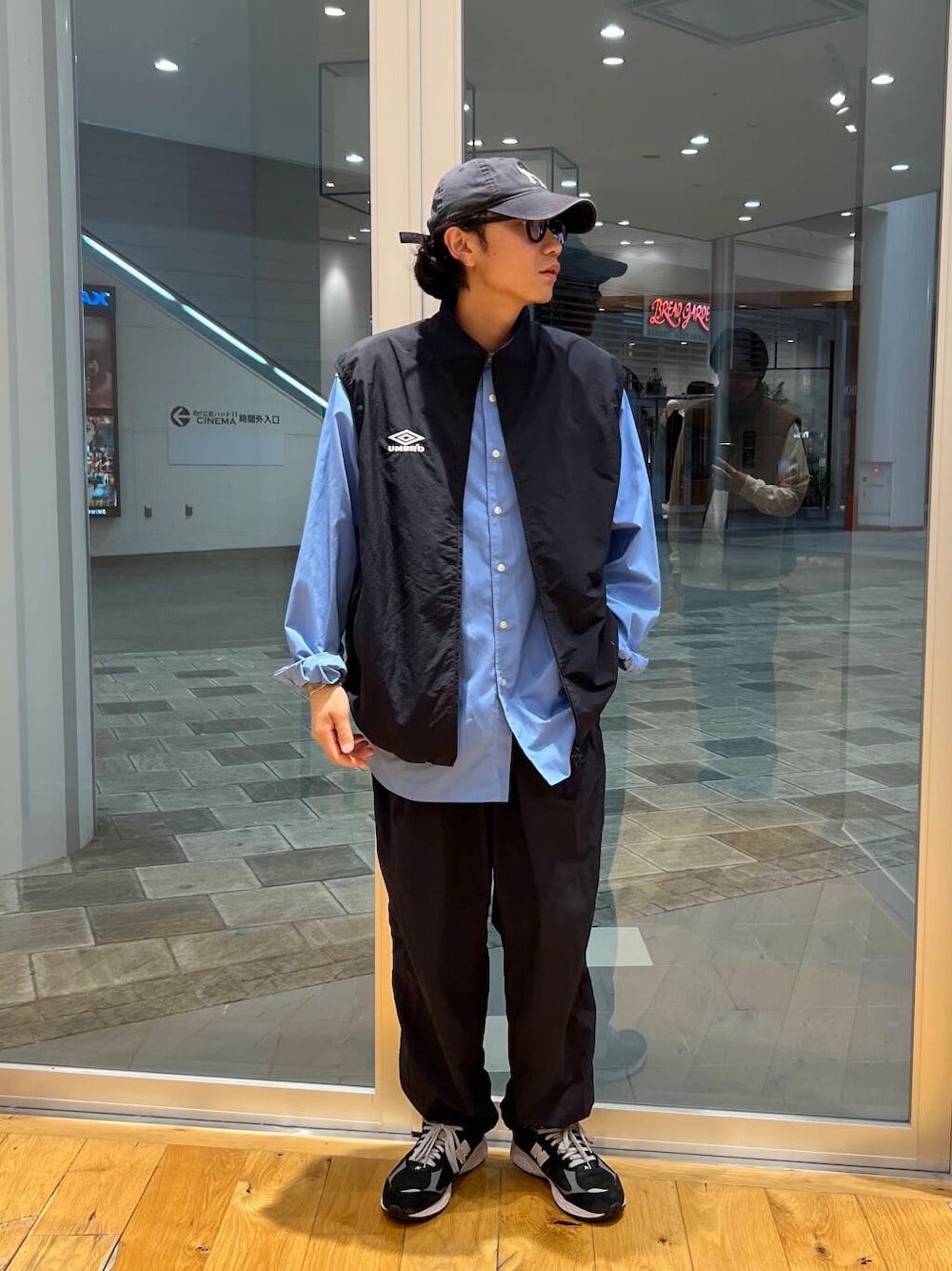 ブルー系のその他パンツ、ブルー系のベスト、ブラック系のスニーカーを着用したメンズの秋コーディネートの2枚目の写真