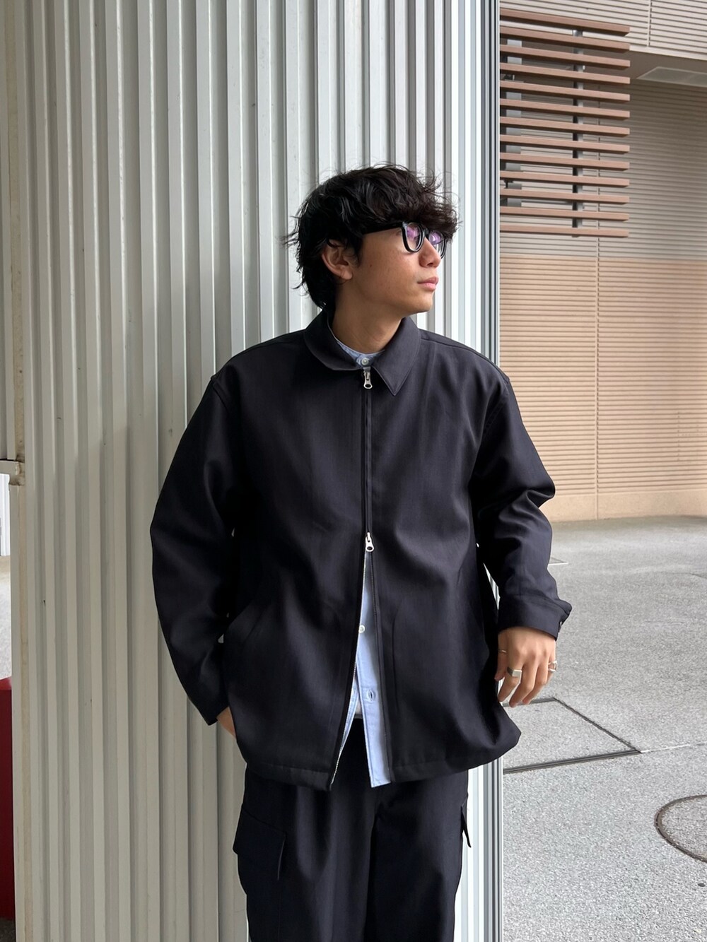 ブルー系のその他パンツ、ブルー系のシャツ/ブラウス、ブルー系のブルゾンを着用したメンズの春コーディネートの3枚目の写真