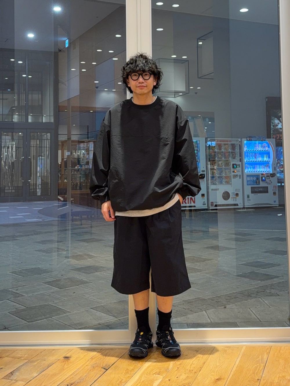 ブラック系のTシャツ/カットソー、ブラック系のその他パンツを着用したメンズの春コーディネートの2枚目の写真