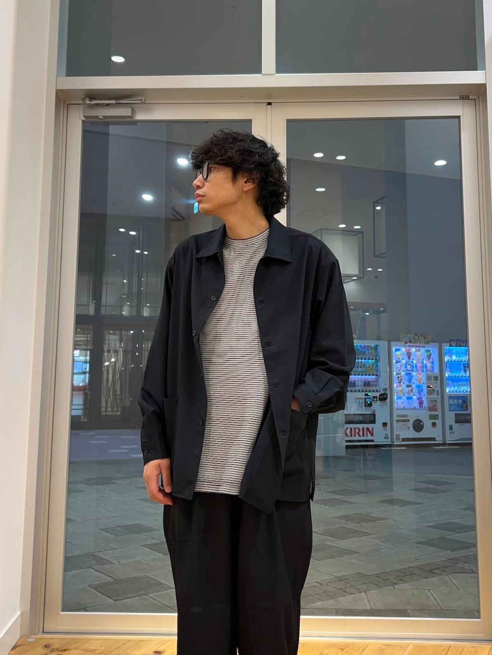 ブルー系のその他パンツ、ブルー系のシャツ/ブラウス、ブラック系のTシャツ/カットソーを着用したメンズの春コーディネートの3枚目の写真