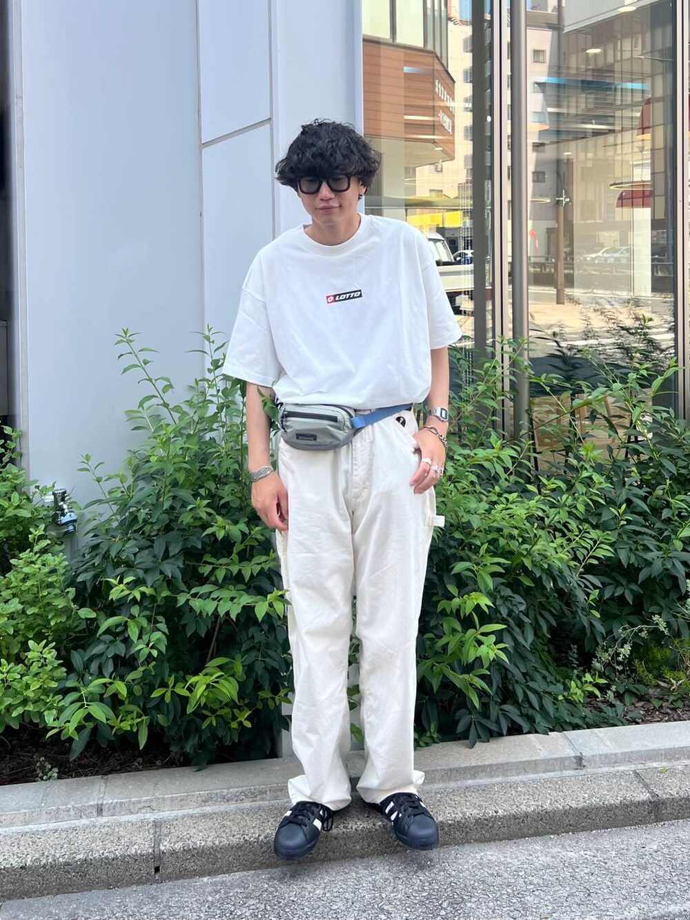 ホワイト系のTシャツ/カットソーを着用したメンズの夏コーディネートの2枚目の写真