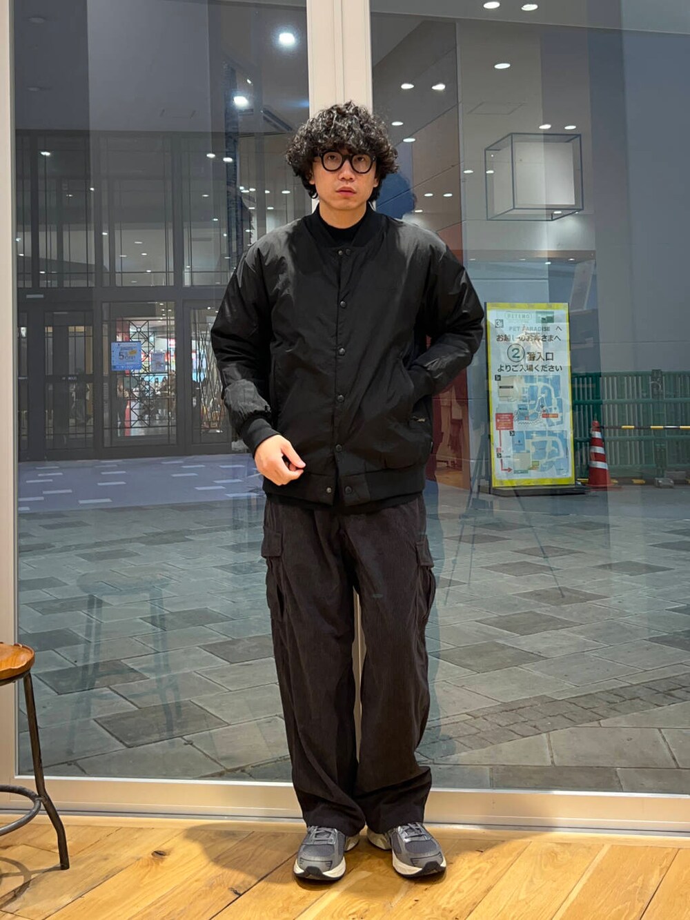 ブラック系のニット/セーター、ブラック系のダウンジャケット/コート、グレー系のその他パンツを着用したメンズの冬コーディネートの2枚目の写真