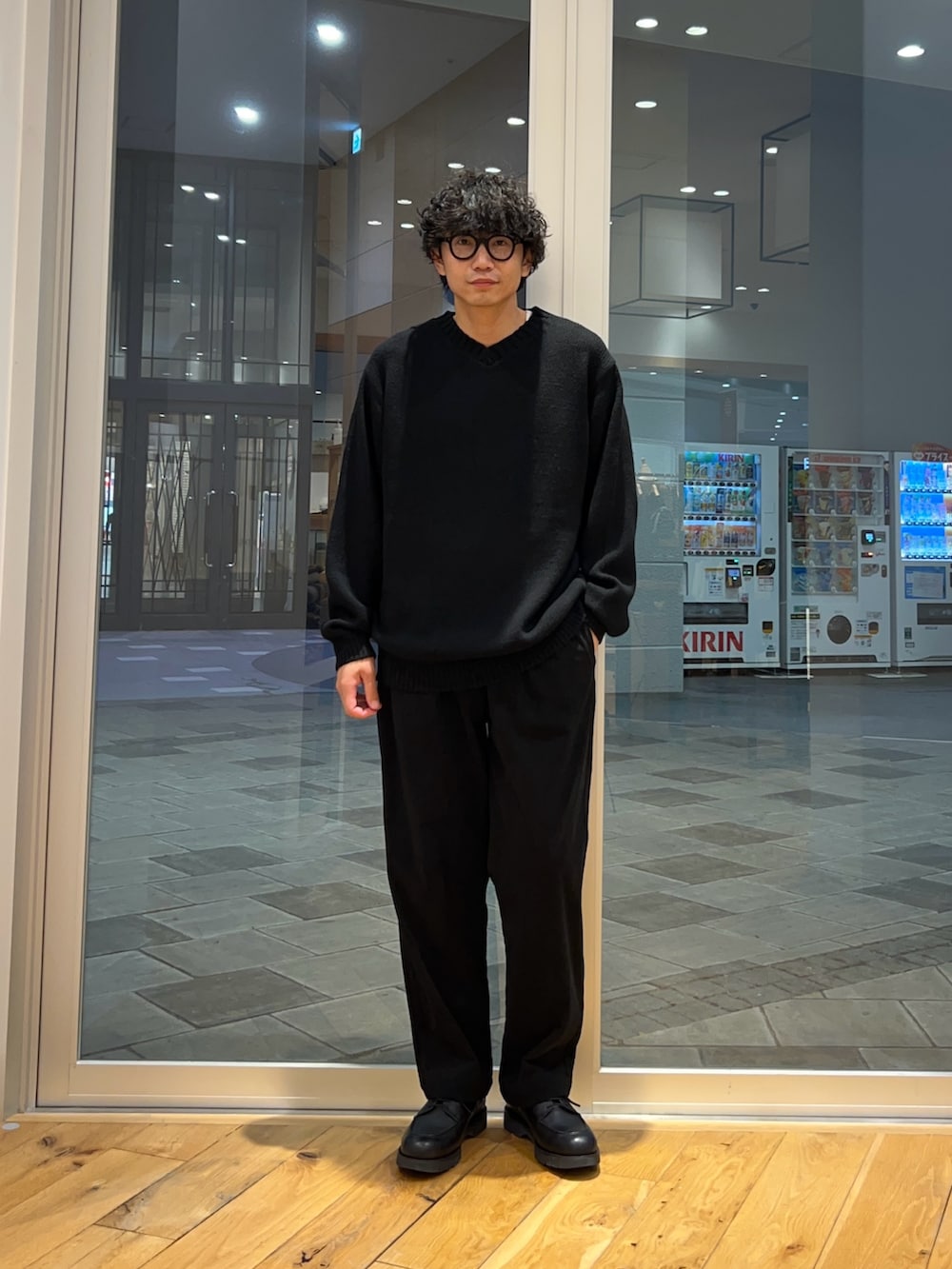 ブラック系のニット/セーター、ブラック系のその他パンツを着用したメンズの秋コーディネートの2枚目の写真