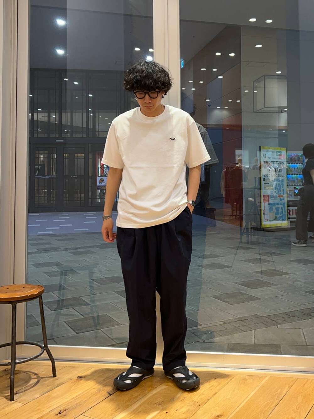 ホワイト系のTシャツ/カットソー、ブルー系のその他パンツを着用したメンズの夏コーディネートの2枚目の写真