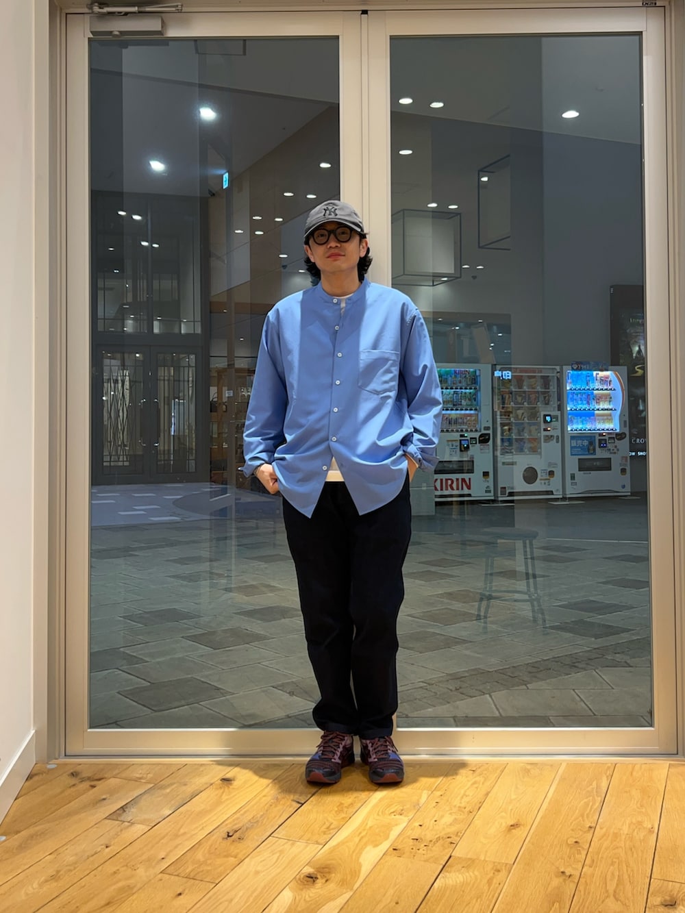 ホワイト系のTシャツ/カットソー、ブルー系のシャツ/ブラウス、ブルー系のその他パンツを着用したメンズの春コーディネートの2枚目の写真