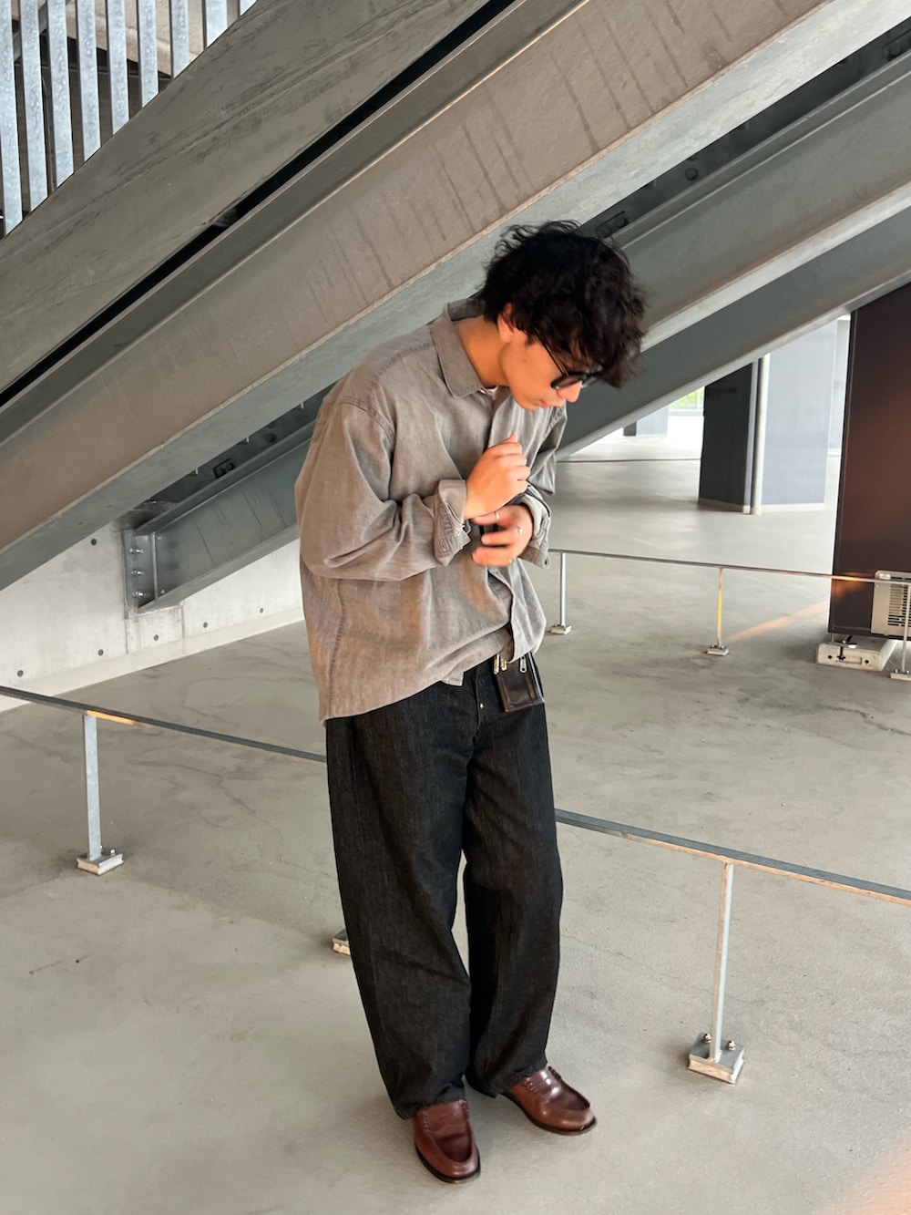 グレー系のシャツ/ブラウス、ブラック系のデニムパンツを着用したメンズの秋コーディネートの3枚目の写真