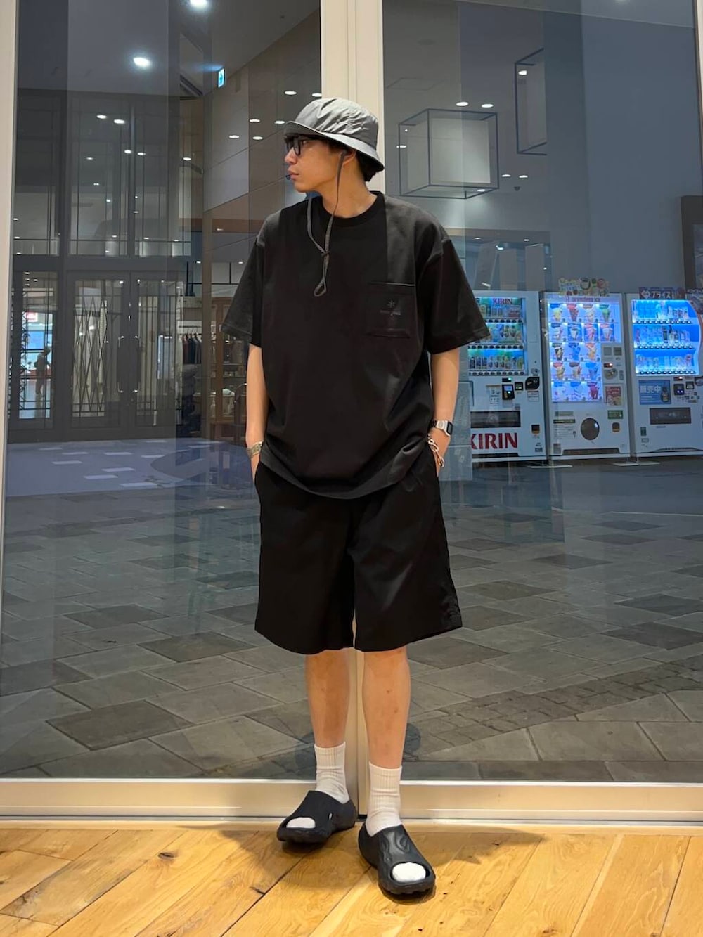 ブラック系のその他パンツ、ブラック系のTシャツ/カットソー、グレー系のハットを着用したメンズの春コーディネートの3枚目の写真