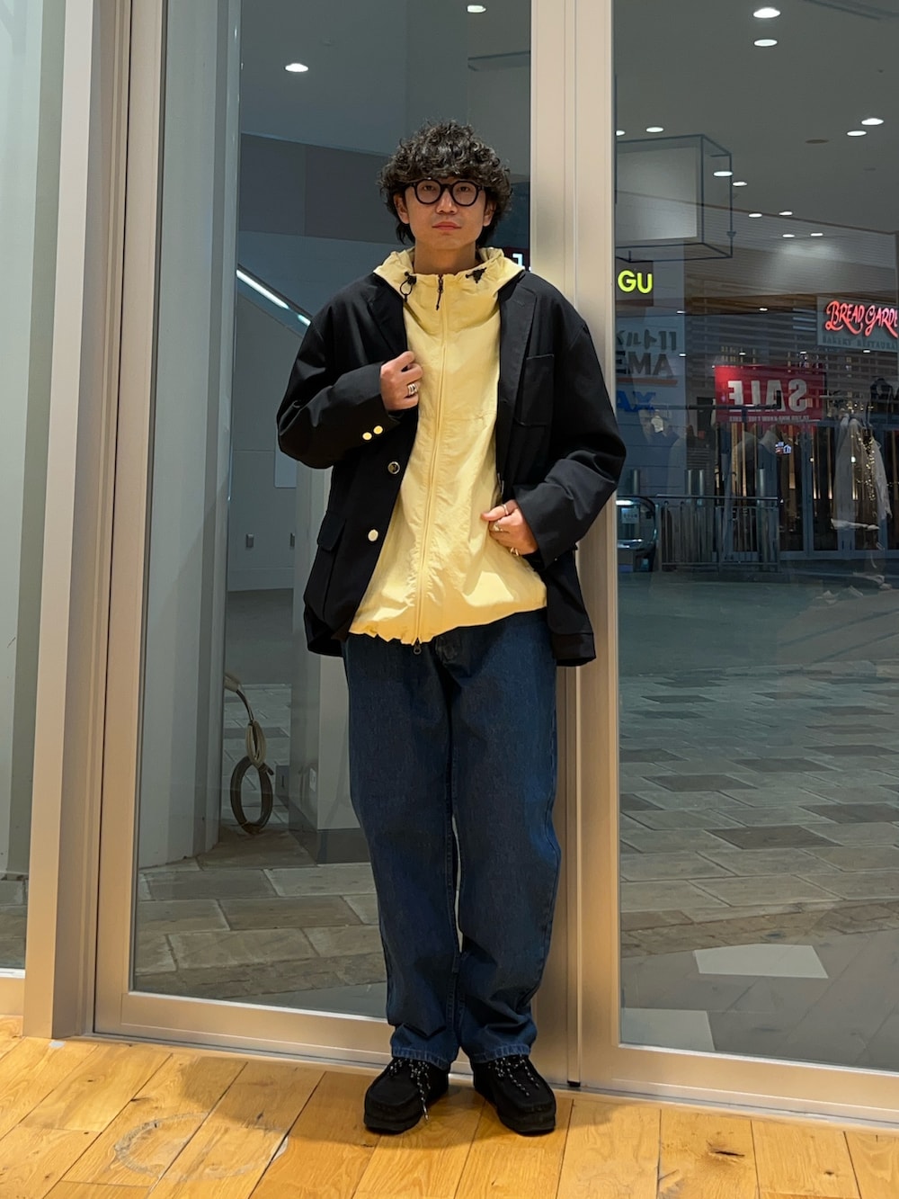 ブルー系のデニムパンツ、ブルー系のその他アウター、イエロー系のナイロンジャケットを着用したメンズの冬コーディネートの3枚目の写真