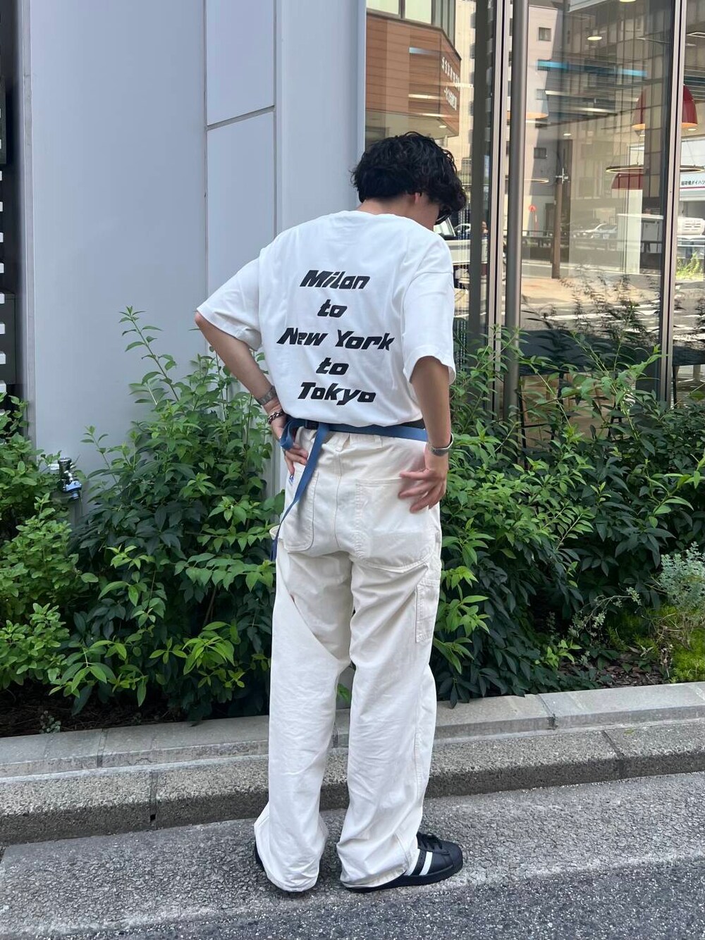 ホワイト系のTシャツ/カットソーを着用したメンズの夏コーディネートの3枚目の写真