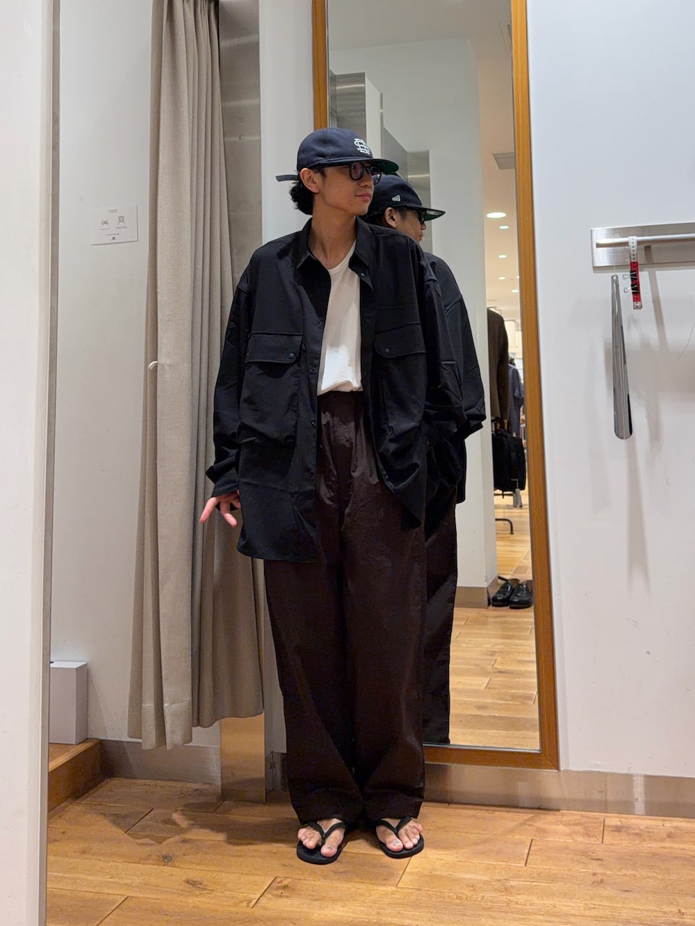 ブラック系のシャツ/ブラウス、ブラウン系のその他パンツを着用したメンズの夏コーディネートの2枚目の写真