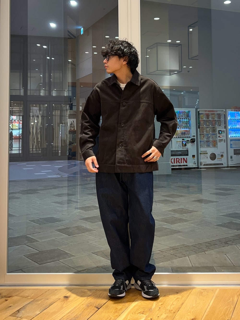 ブラウン系のその他アウター、ブルー系のデニムパンツを着用したメンズの秋コーディネートの2枚目の写真