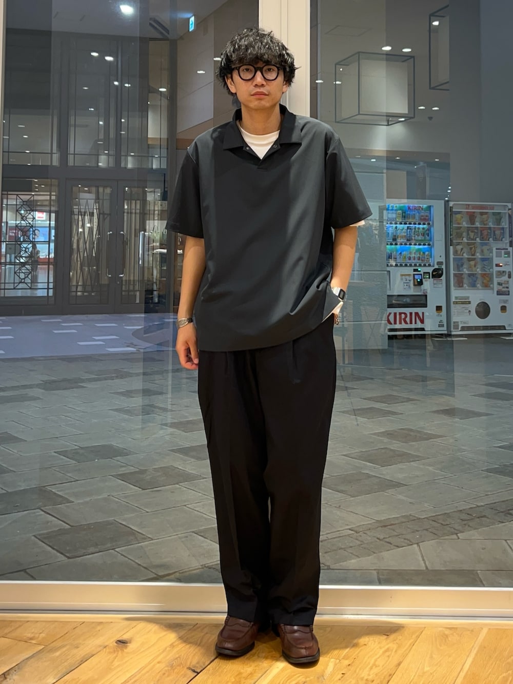 グレー系のポロシャツ、ブルー系のその他パンツを着用したメンズの夏コーディネートの2枚目の写真