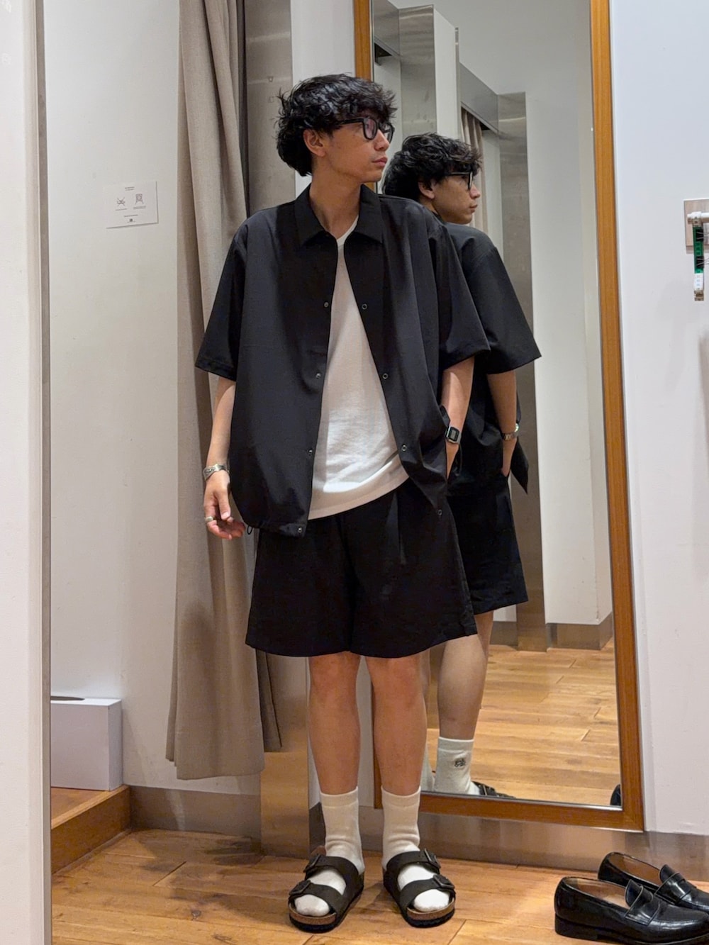 グレー系のカーディガン/ボレロ、グレー系のその他パンツを着用したメンズの夏コーディネートの2枚目の写真