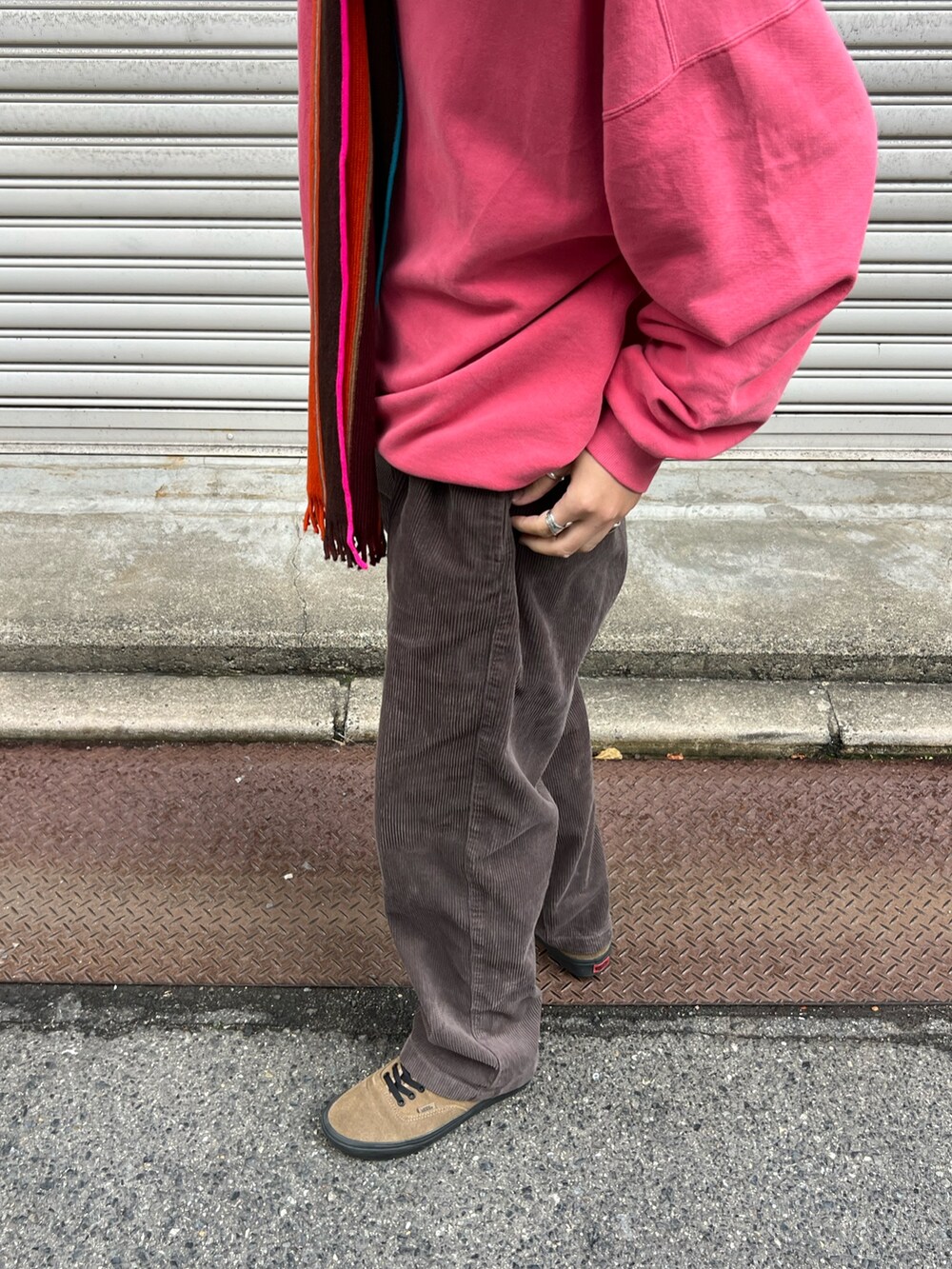 ブラウン系のその他パンツを着用したメンズの冬コーディネートの2枚目の写真