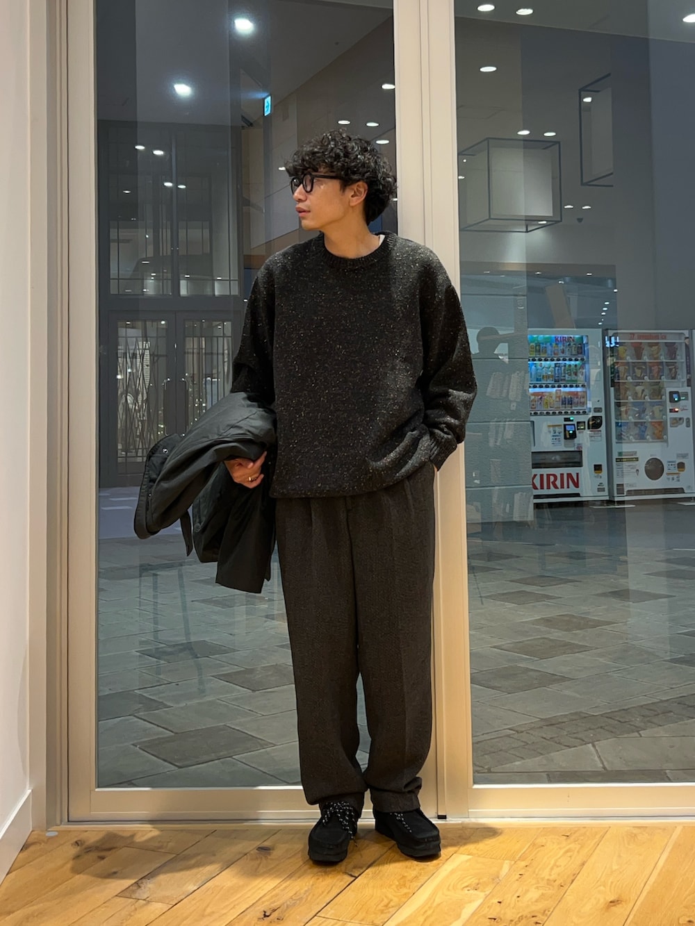 グレー系のニット/セーター、グレー系のその他パンツ、グリーン系のその他アウターを着用したメンズの冬コーディネートの3枚目の写真