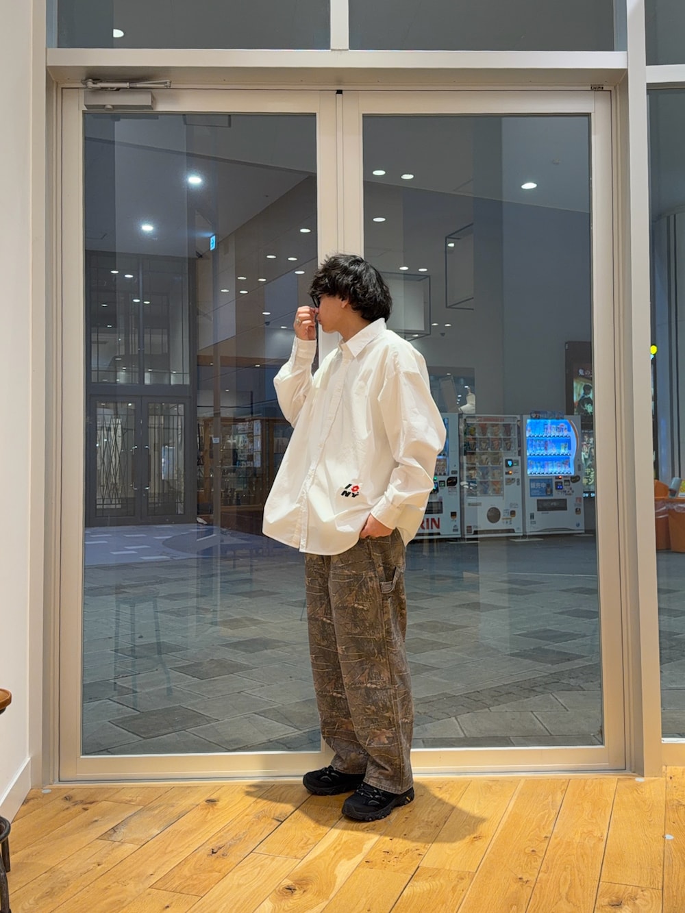 ホワイト系のシャツ/ブラウス、その他のデニムパンツを着用したメンズの春コーディネートの2枚目の写真