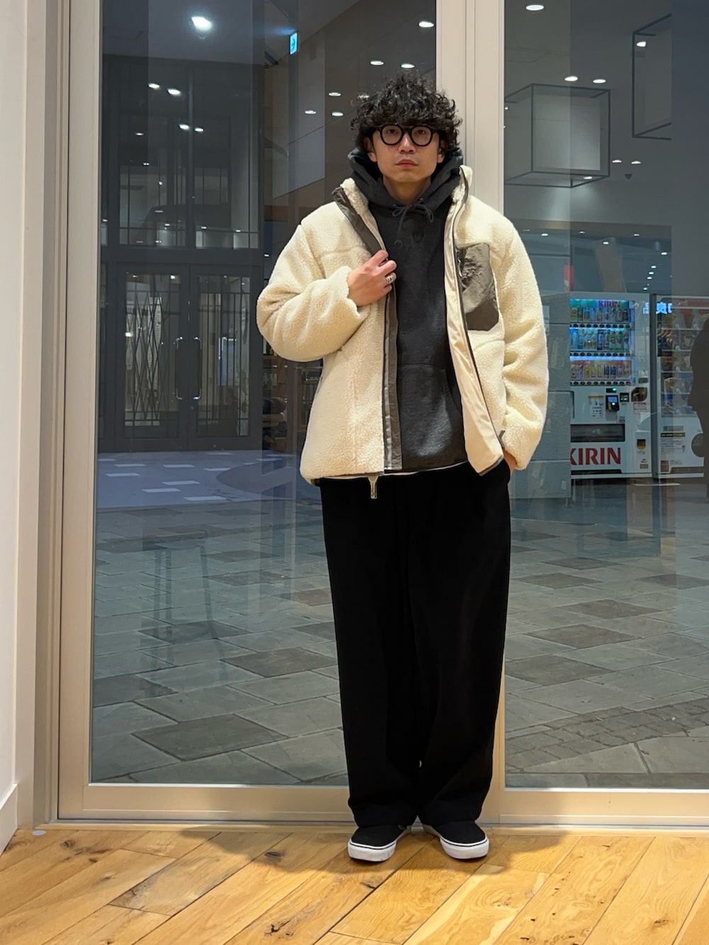 ブラウン系のブルゾン、グレー系のパーカーを着用したメンズの冬コーディネートの2枚目の写真