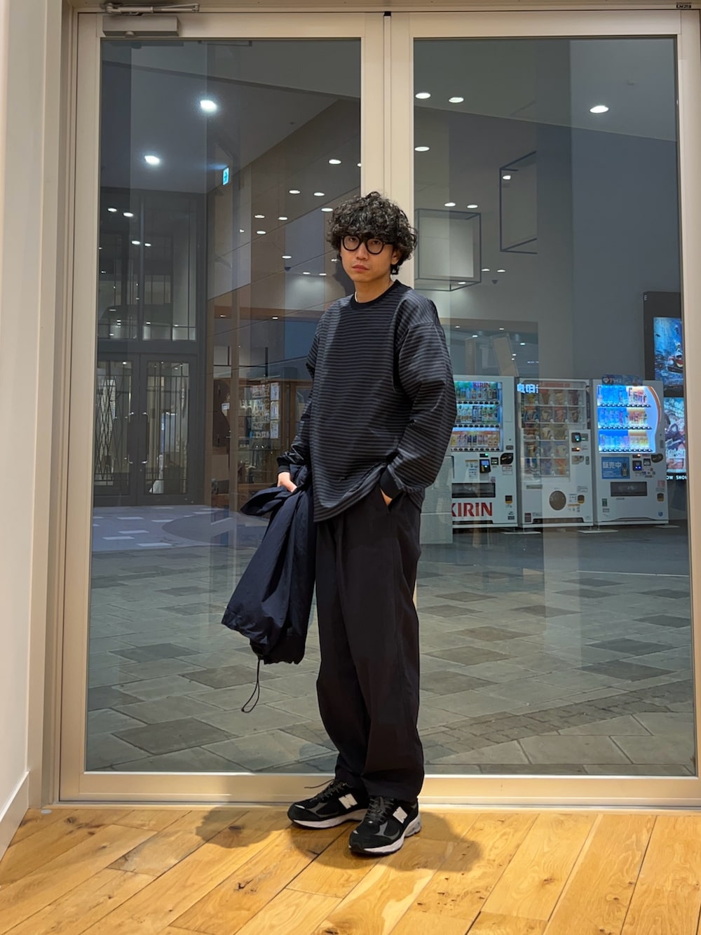 ブルー系のTシャツ/カットソー、ブルー系のその他パンツを着用したメンズの春コーディネートの2枚目の写真