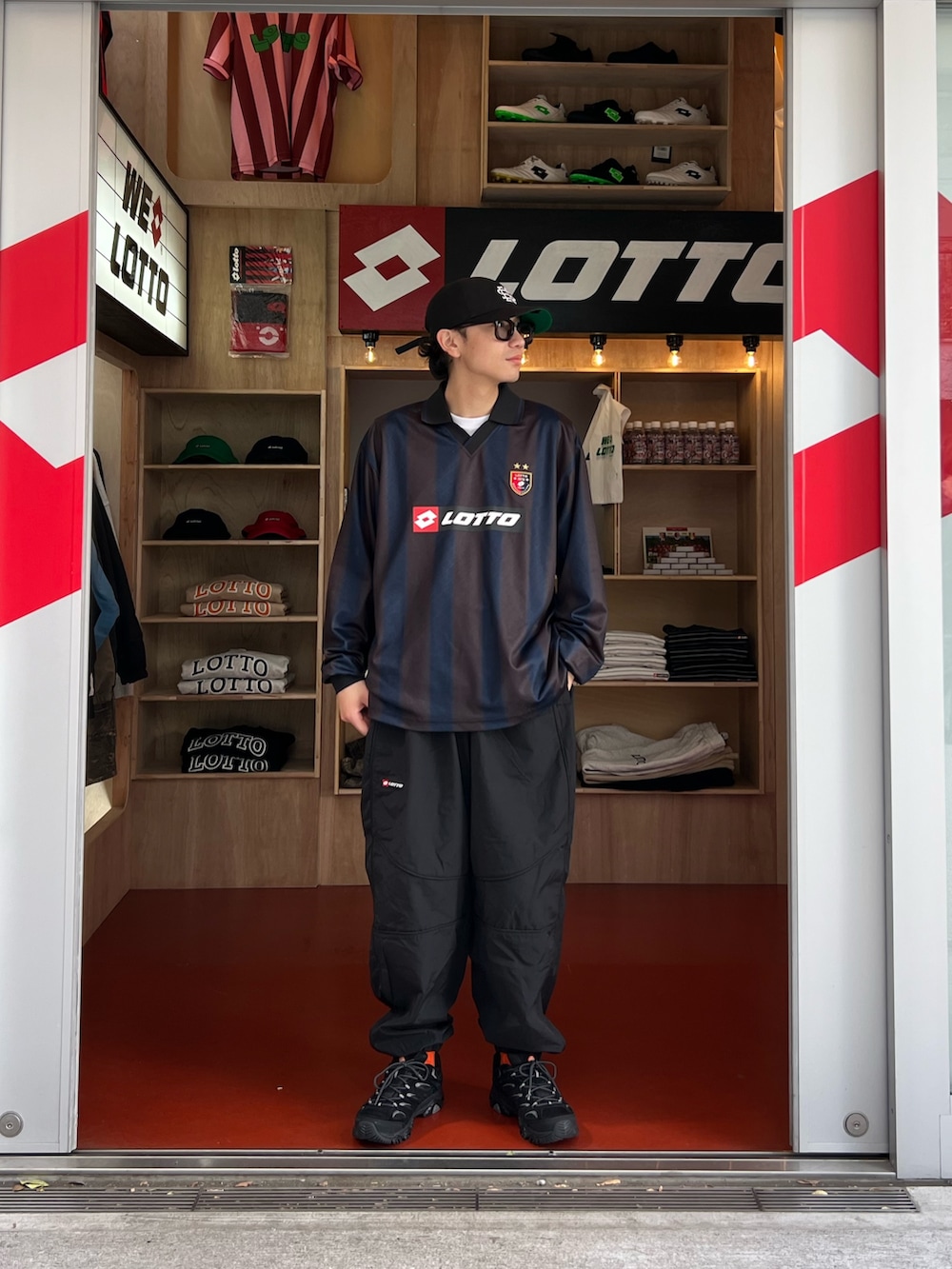 ブラック系のTシャツ/カットソー、ブラック系のその他パンツを着用したメンズの春コーディネートの2枚目の写真