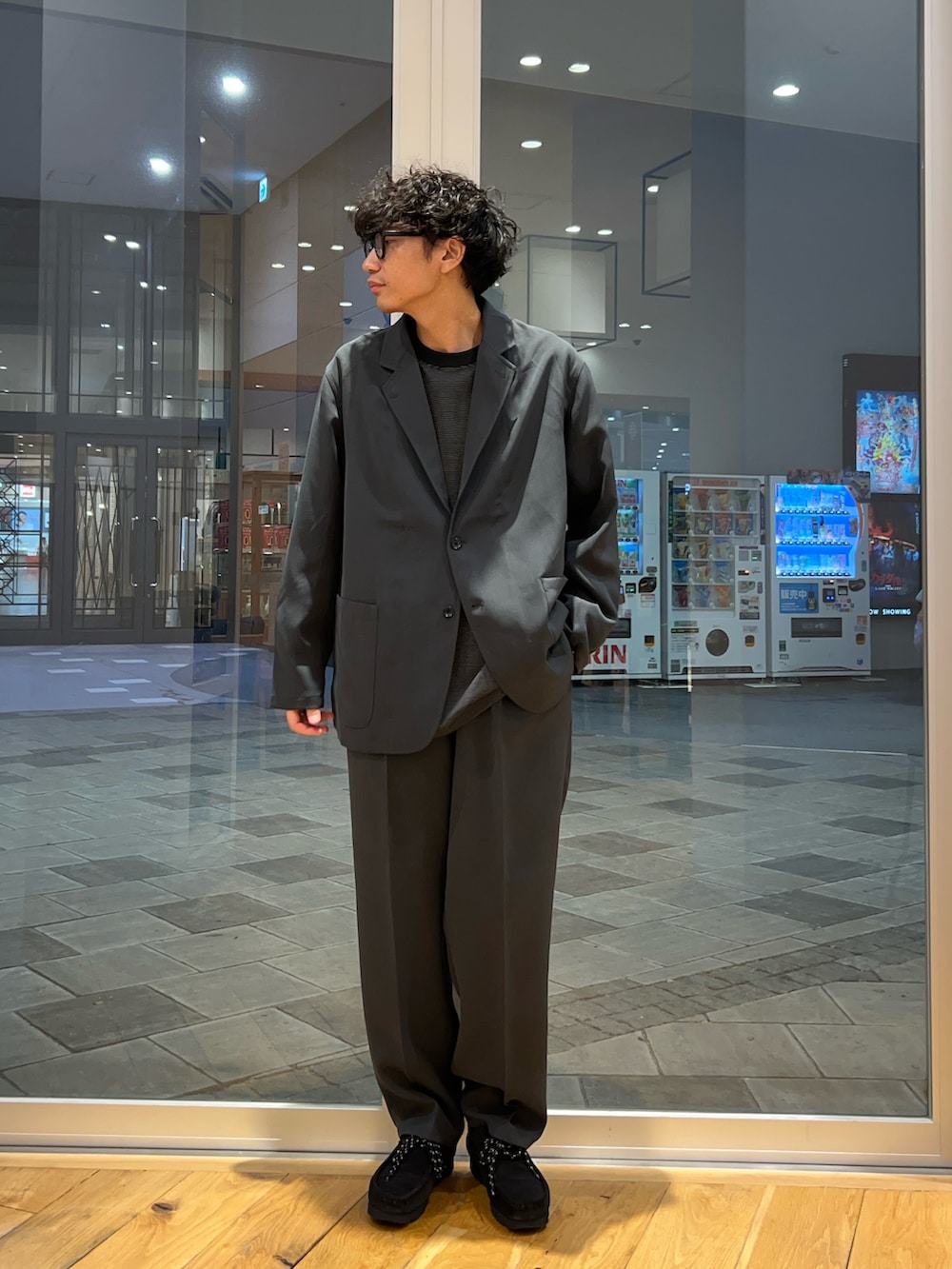 ブラック系のTシャツ/カットソー、グレー系のその他アウター、グレー系のその他パンツを着用したメンズの秋コーディネートの3枚目の写真