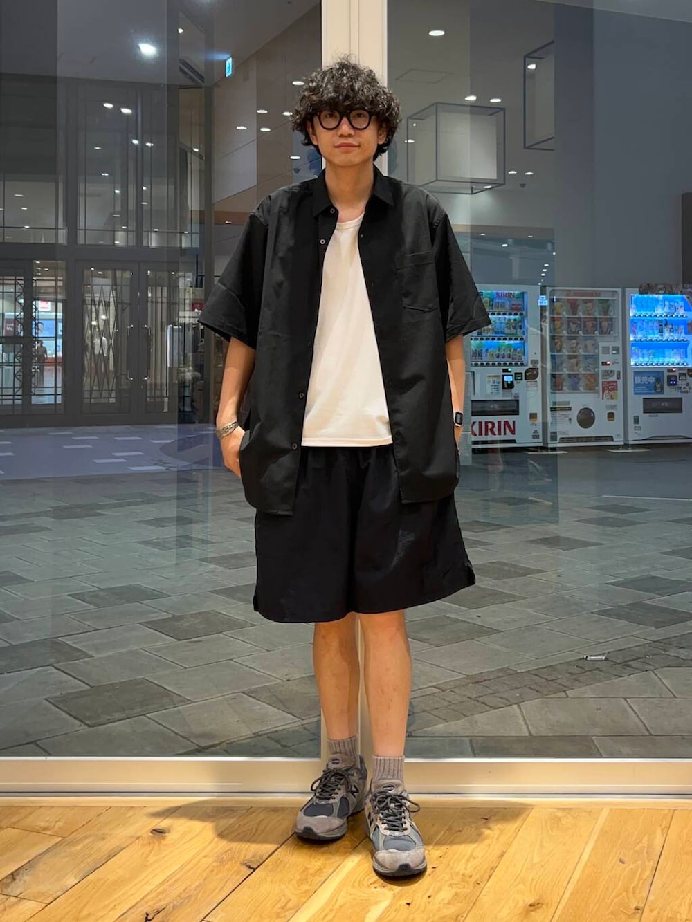 ブラック系のシャツ/ブラウスを着用したメンズの夏コーディネートの3枚目の写真