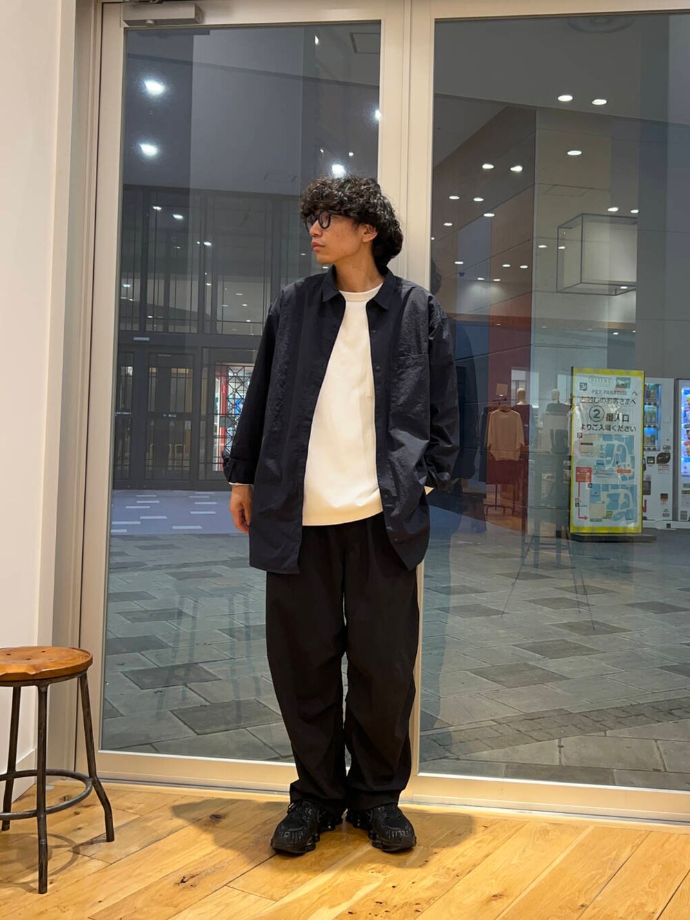 ブルー系のシャツ/ブラウス、ホワイト系のTシャツ/カットソー、ブラック系のその他パンツを着用したメンズの秋コーディネートの2枚目の写真