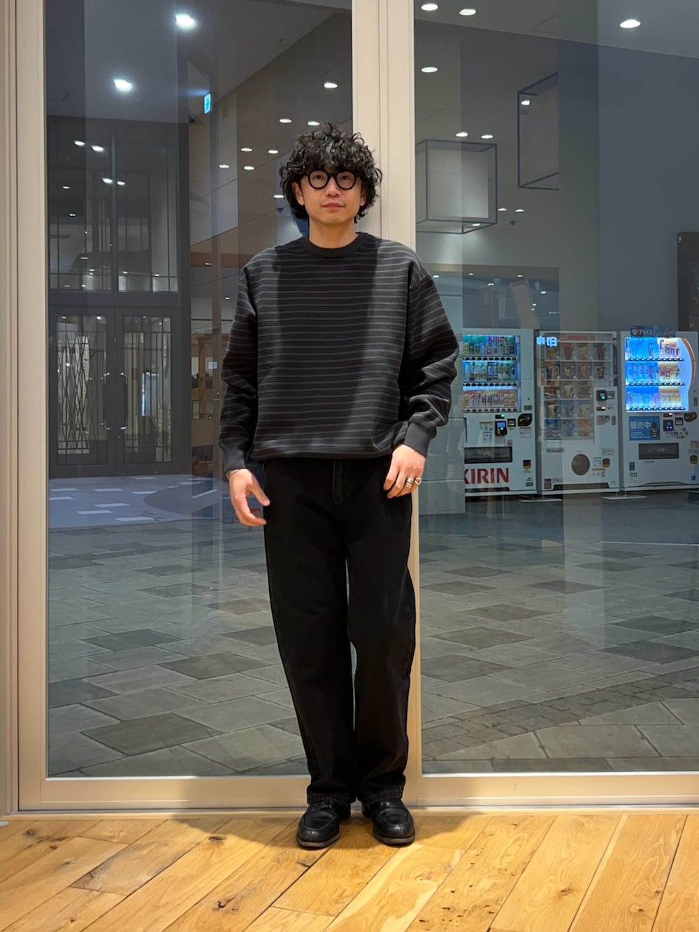 グレー系のニット/セーター、ブラック系のデニムパンツを着用したメンズの春コーディネートの3枚目の写真