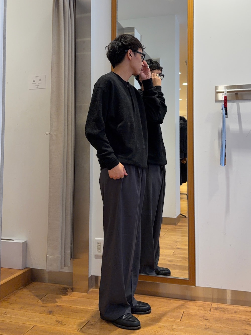 ブラック系のニット/セーター、グレー系のその他パンツを着用したメンズの秋コーディネートの2枚目の写真