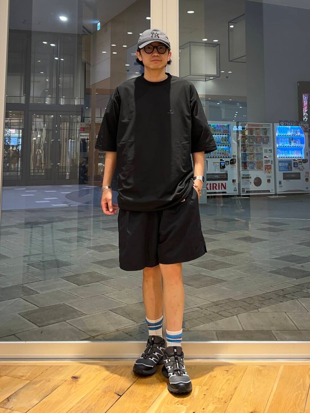 ブラック系のTシャツ/カットソーを着用したメンズの夏コーディネートの2枚目の写真