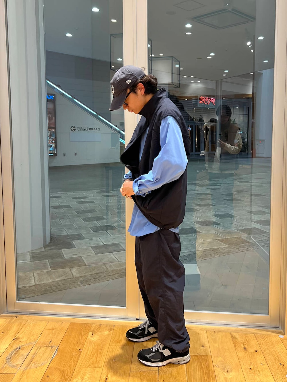 ブルー系のその他パンツ、ブルー系のベスト、ブラック系のスニーカーを着用したメンズの秋コーディネートの4枚目の写真