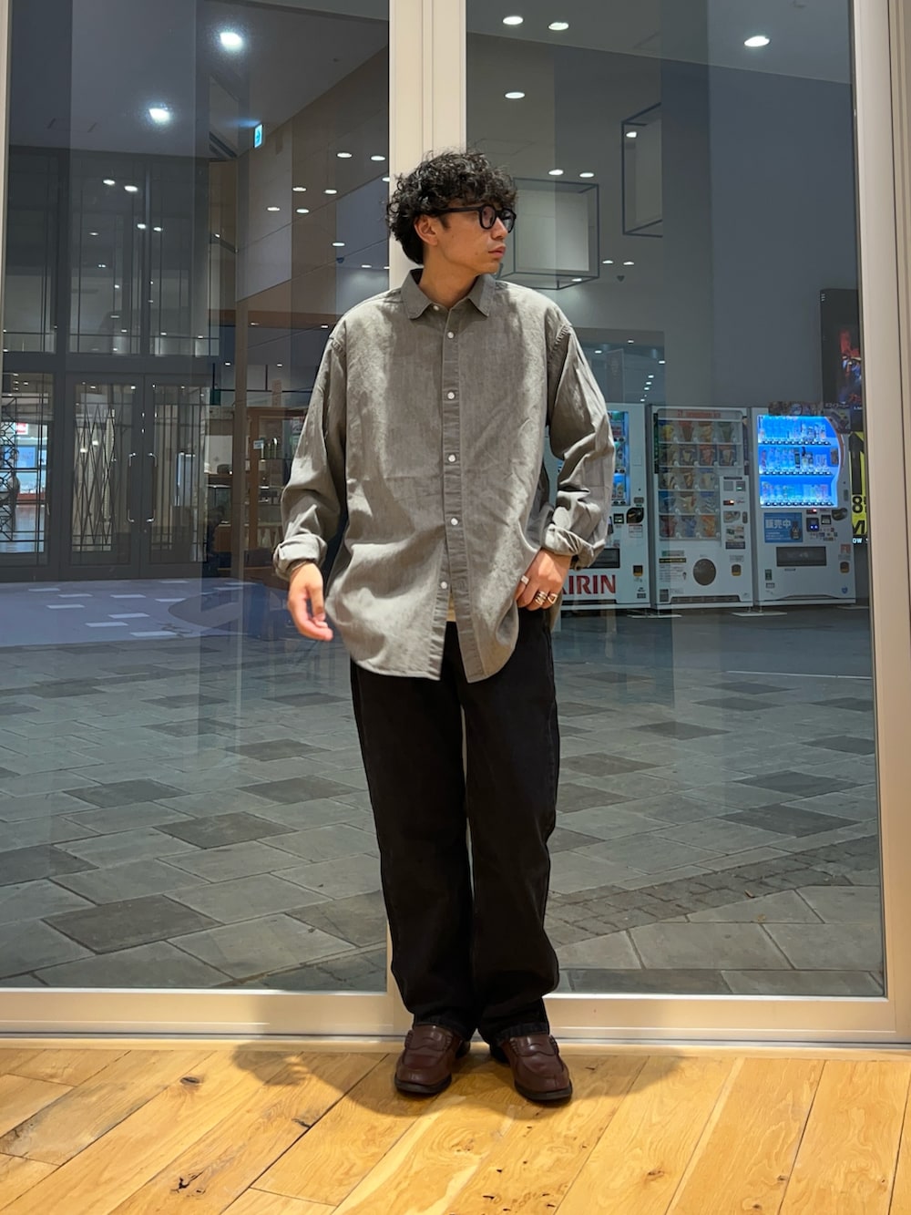 グレー系のシャツ/ブラウス、ブラック系のデニムパンツを着用したメンズの秋コーディネートの3枚目の写真