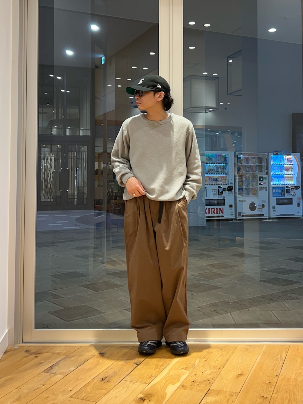 グレー系のニット/セーター、ブラウン系のその他パンツを着用したメンズの春コーディネートの2枚目の写真