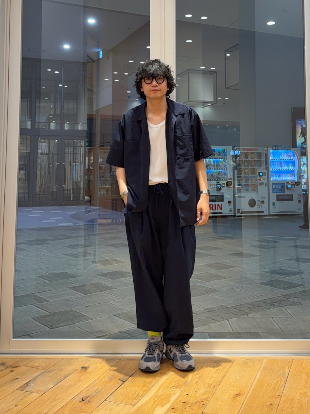 ブルー系のシャツ/ブラウス、ブルー系のその他パンツを着用したメンズの春コーディネートの2枚目の写真