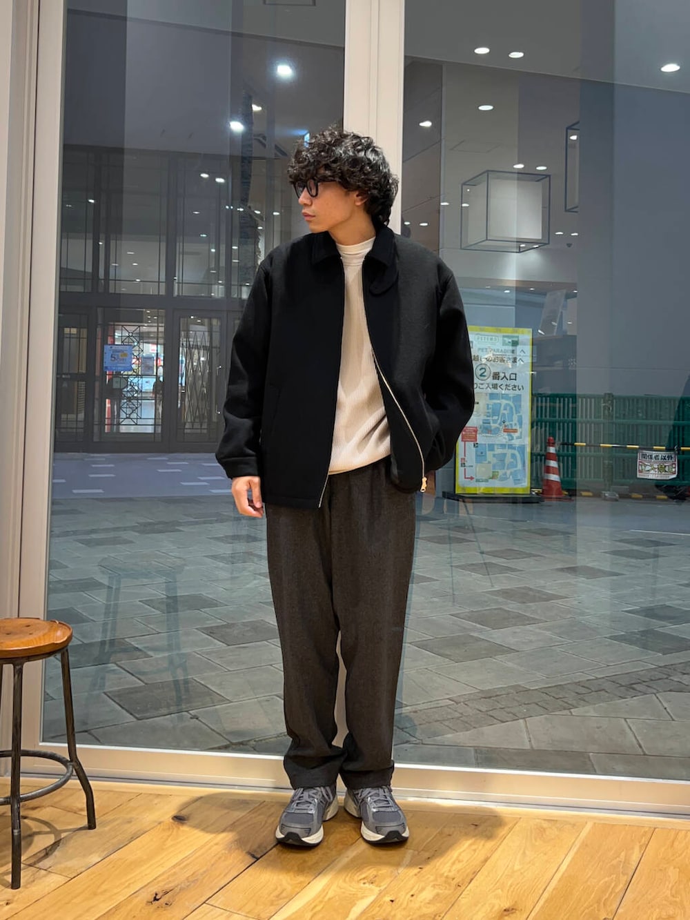 ベージュ系のTシャツ/カットソー、ブラック系のブルゾン、グレー系のその他パンツを着用したメンズの冬コーディネートの3枚目の写真