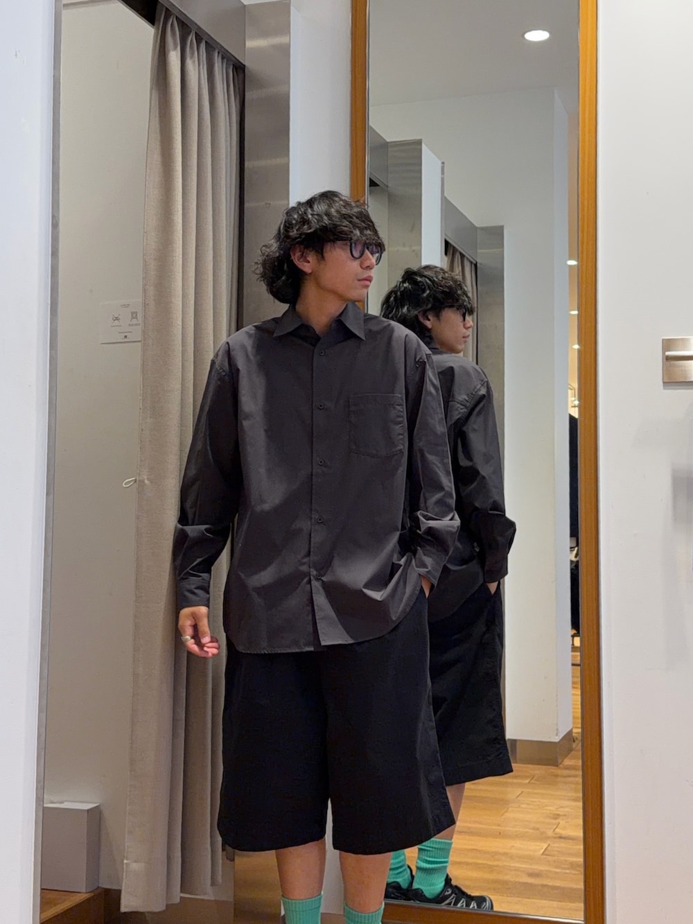 グレー系のシャツ/ブラウス、ブラック系のその他パンツを着用したメンズの夏コーディネートの2枚目の写真