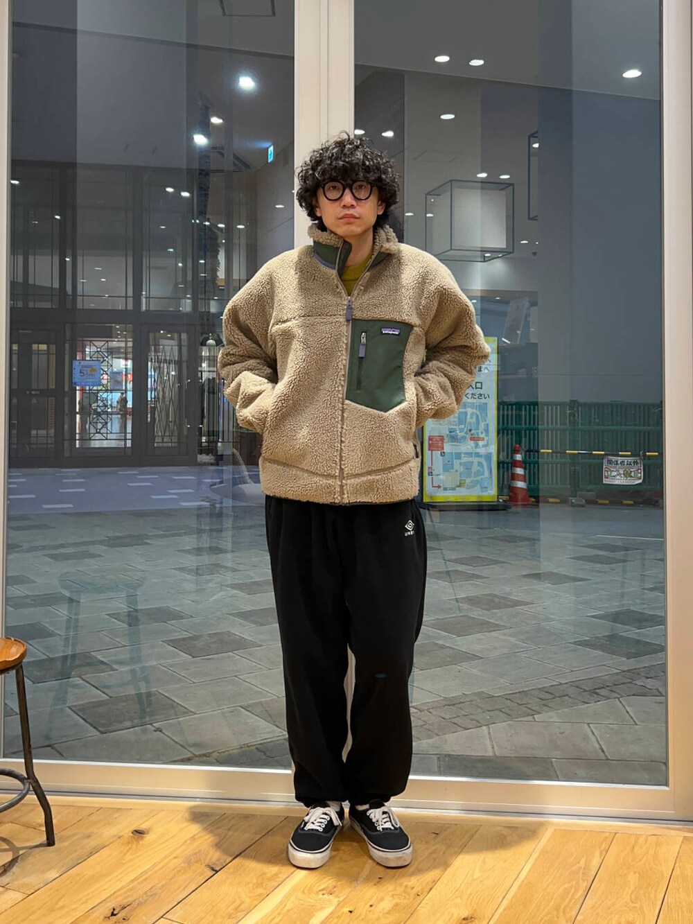 イエロー系のニット/セーター、ブラック系のその他パンツ、ベージュ系のテーラードジャケットを着用したメンズの冬コーディネートの3枚目の写真