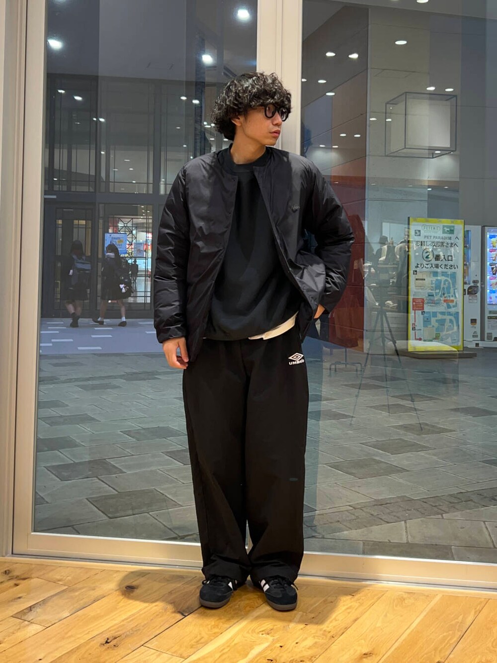 ブラック系のダウンジャケット/コート、ブラック系のスニーカー、ブラック系のその他パンツを着用したメンズの秋コーディネートの2枚目の写真