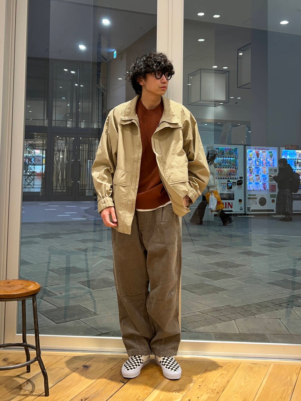 オレンジ系のニット/セーター、ブラウン系のその他パンツ、ベージュ系のブルゾンを着用したメンズの冬コーディネートの2枚目の写真