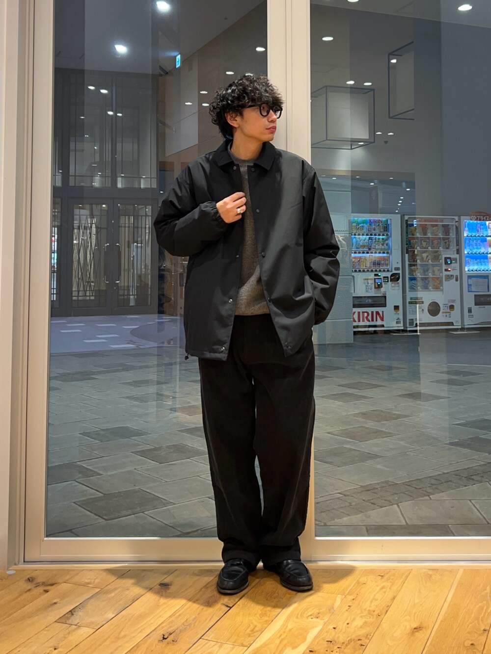グレー系のスウェット、グレー系のその他パンツ、ブラック系のブルゾンを着用したメンズの秋コーディネートの2枚目の写真