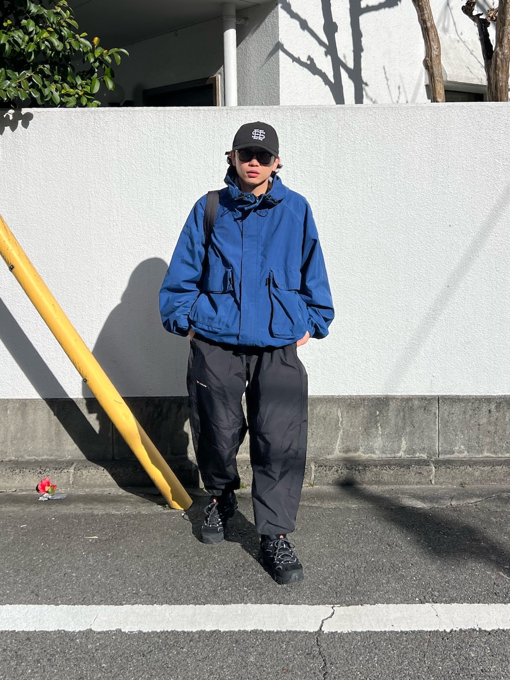 ブラック系のその他パンツ、ブラック系のスニーカーを着用したメンズの春コーディネートの2枚目の写真