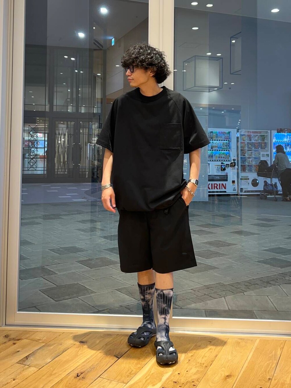 ブラック系のTシャツ/カットソー、ブラック系のその他パンツ、ホワイト系のタンクトップを着用したメンズの夏コーディネートの2枚目の写真