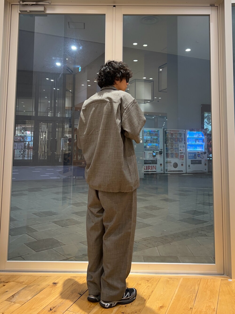 グレー系のシャツ/ブラウス、グレー系のその他パンツを着用したメンズの夏コーディネートの3枚目の写真