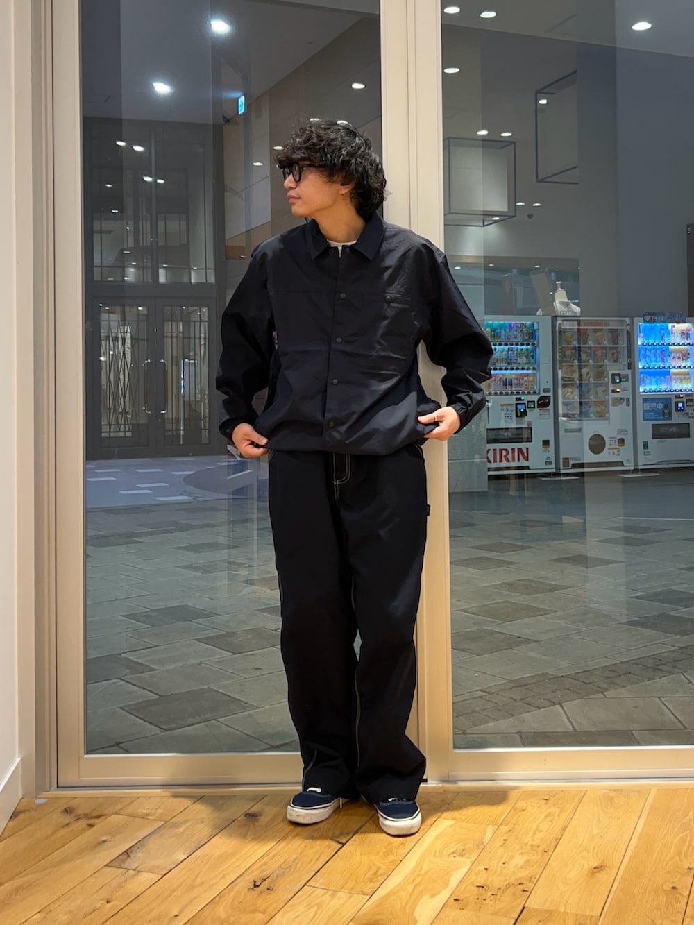 ブルー系のその他アウター、ブルー系のその他パンツを着用したメンズの春コーディネートの3枚目の写真