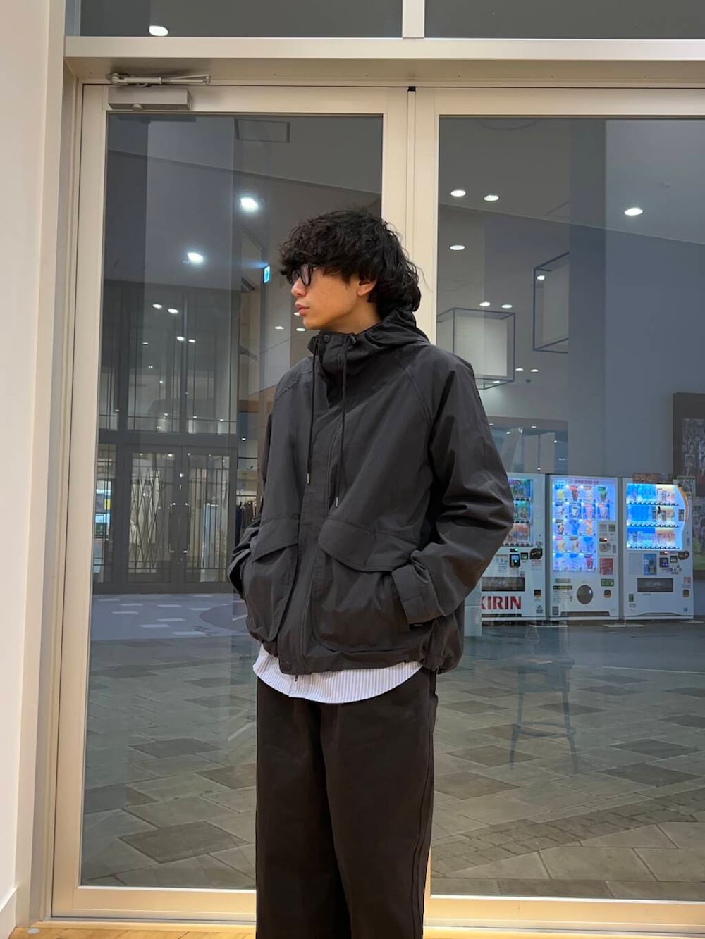 「doors、sip2412、春のジャケットスタイル」｜「FORK&SPOONのFORK&SPOON　フレンチドリルピグメントチノパンツ（その他パンツ、ブラック系）」を使った、いさむさん（メンズ・168cm）の春コーディネートの2枚目の写真