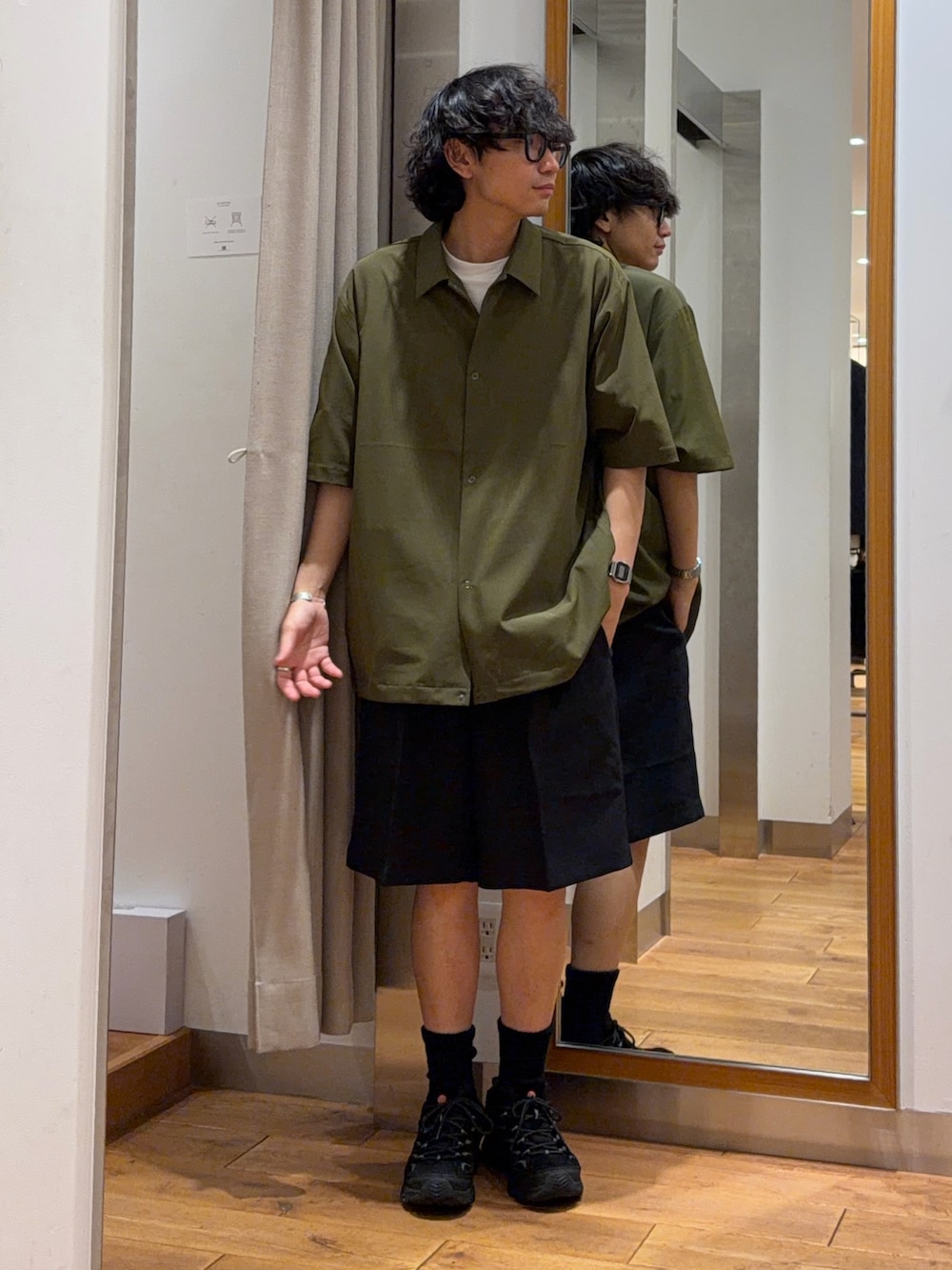 グリーン系のカーディガン/ボレロ、ブルー系のその他パンツを着用したメンズの夏コーディネートの2枚目の写真