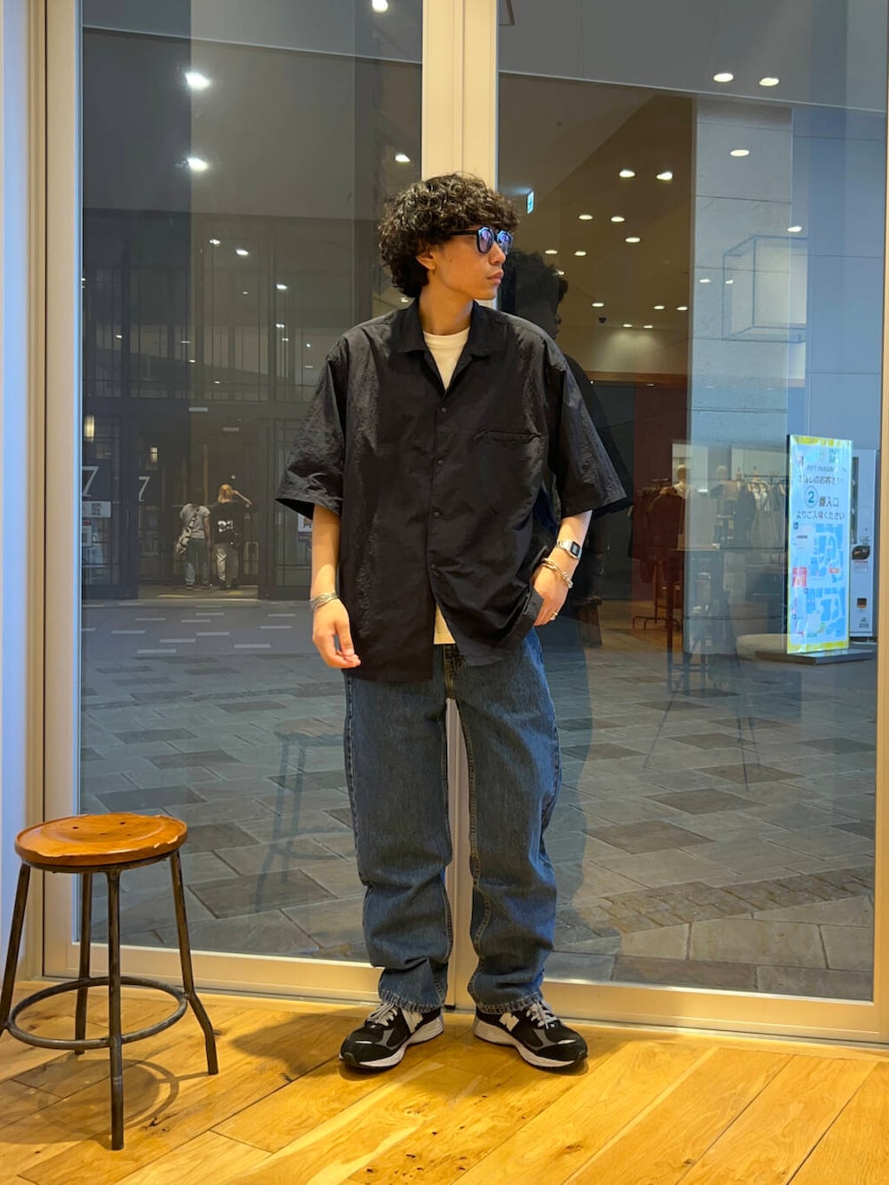 ブルー系のシャツ/ブラウス、ブルー系のデニムパンツを着用したメンズの夏コーディネートの2枚目の写真