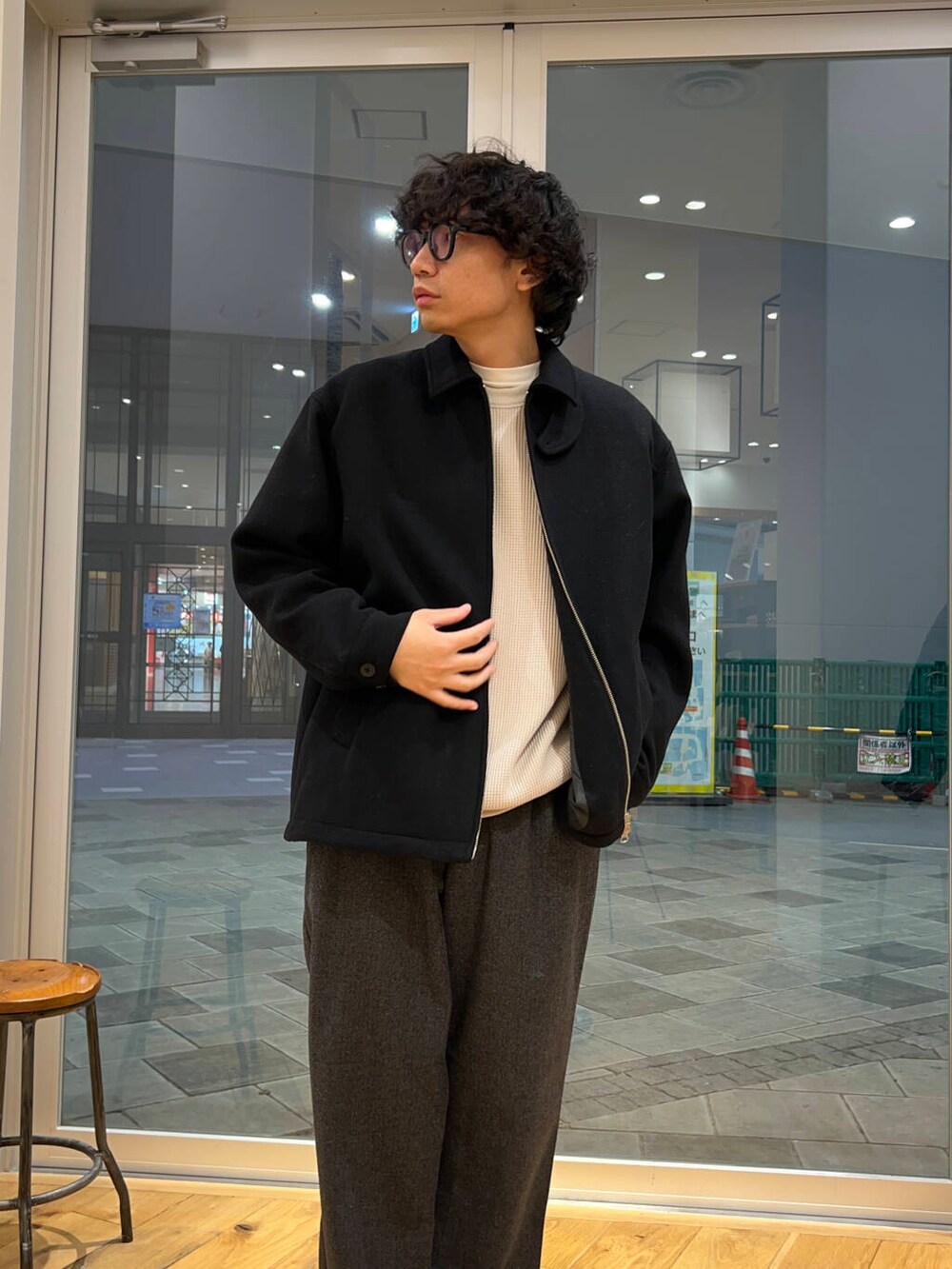 ベージュ系のTシャツ/カットソー、ブラック系のブルゾン、グレー系のその他パンツを着用したメンズの冬コーディネートの4枚目の写真